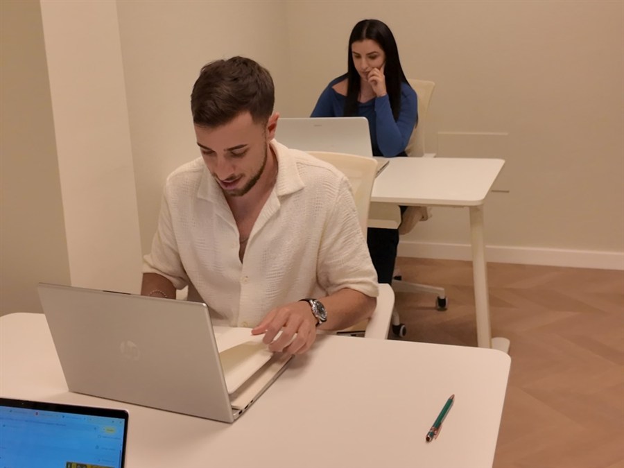Escritório 1 do Cowork Valverde, vista geral das secretárias