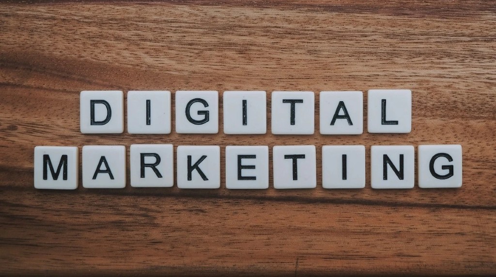 Letras em blocos de madeira a formar as palavras Digital Marketing